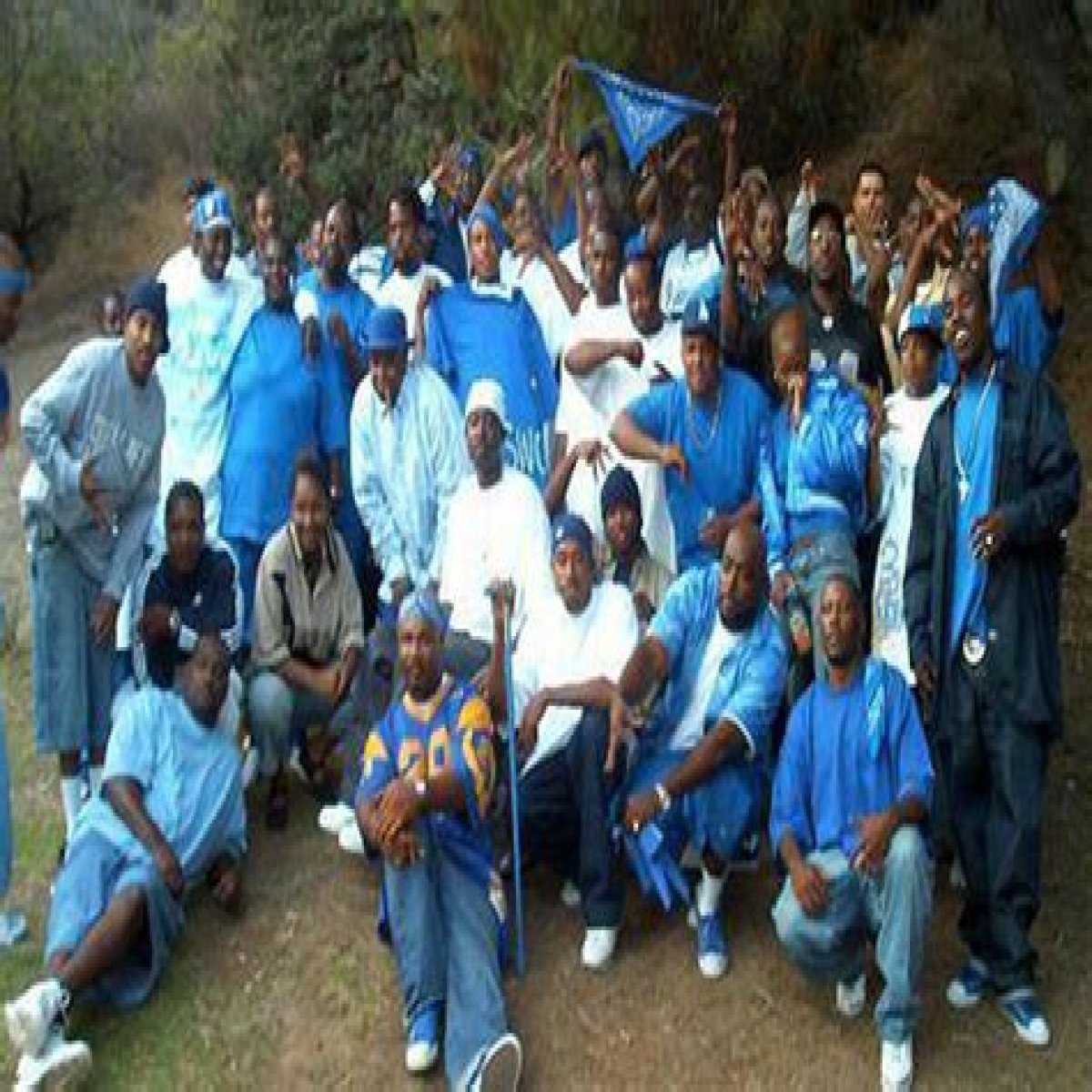 What color do the Crips gang wear? – Janet-Panic.com